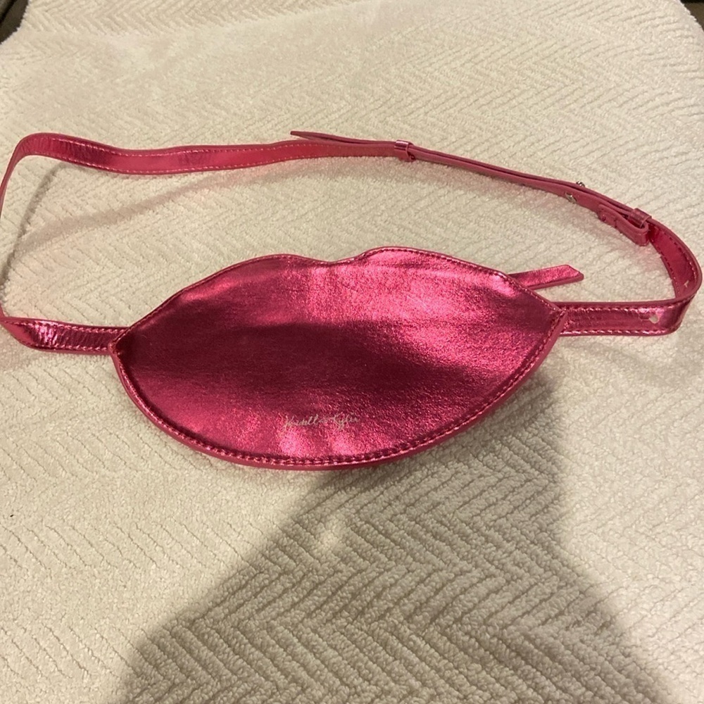 KENDALL & KYLIE pink lip, crossbody bag​​​​​​​​​